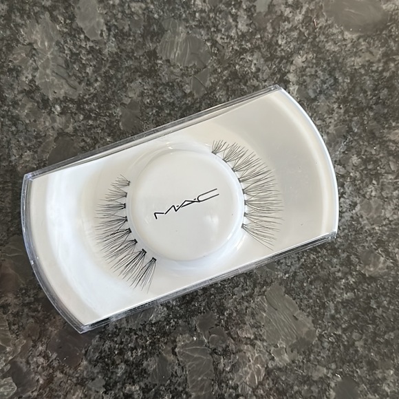 NEW MAC 81 Charmer Lash False Eyelashes - Picture 4 of 4